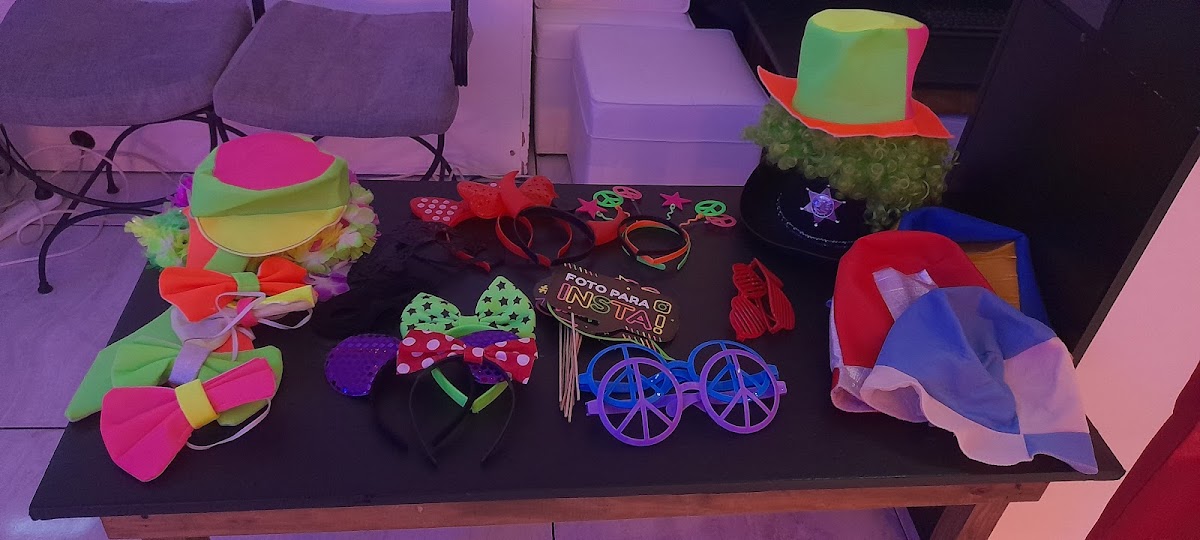 Mesa de props y accesorios divertidos de PABELU EVENTOS lista para una sesión de fotocabina