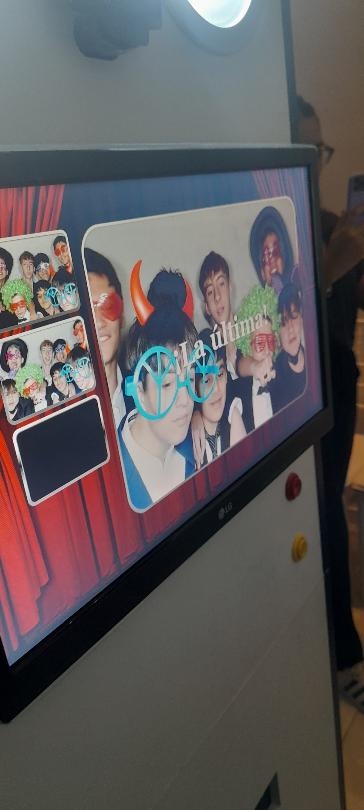 Familia posando con anteojos y sombreros divertidos en la fotocabina PABELU EVENTOS